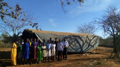 아이들과 함께한 예배 시간 - 아프리카 엘도렛 지역에서 아이들과 함께하는 사역 현장 이미지