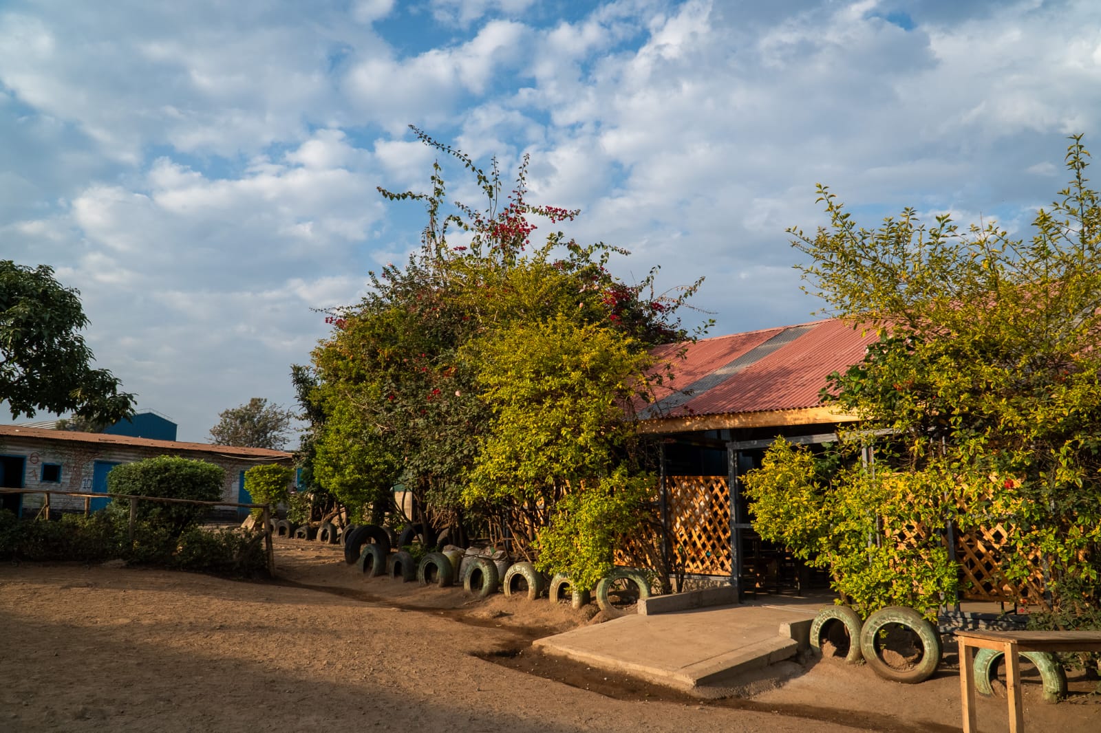 선교사 파송 예배 안내 - 아이들과 함께 손을 잡고 예배를 드리는 현장 이미지
